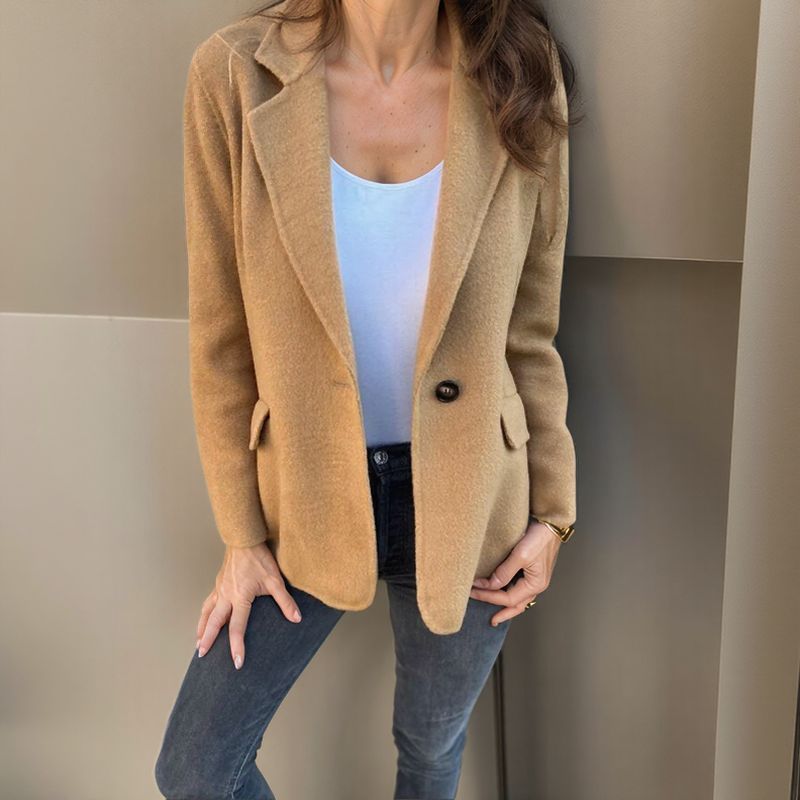 Leandra - Blød blazer med knaplukning