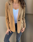 Leandra - Blød blazer med knaplukning