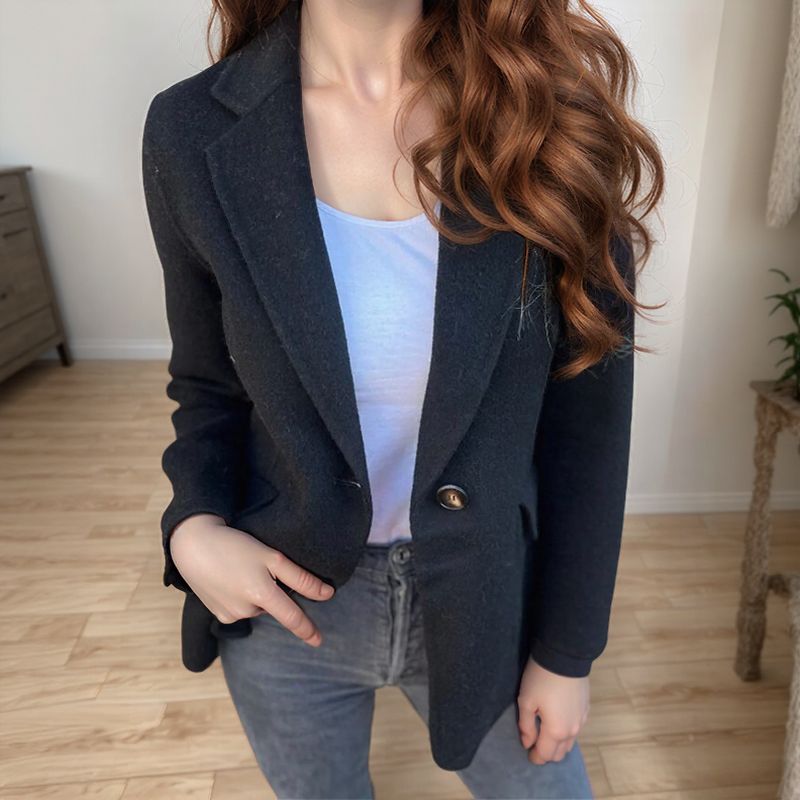 Leandra - Blød blazer med knaplukning