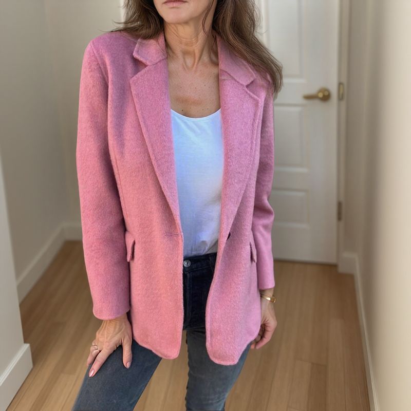 Leandra - Blød blazer med knaplukning