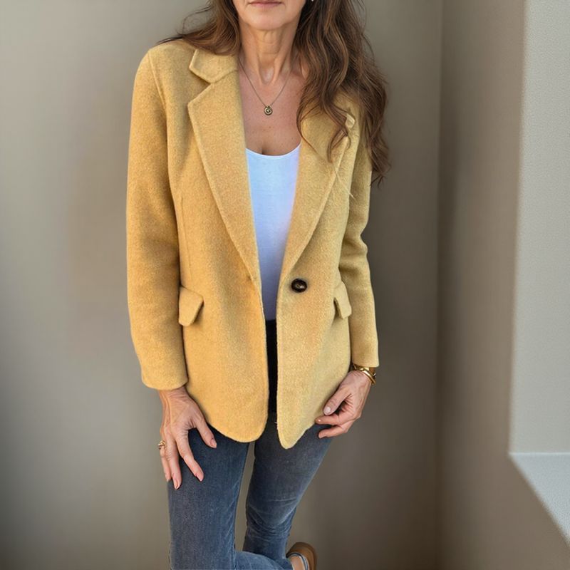 Leandra - Blød blazer med knaplukning