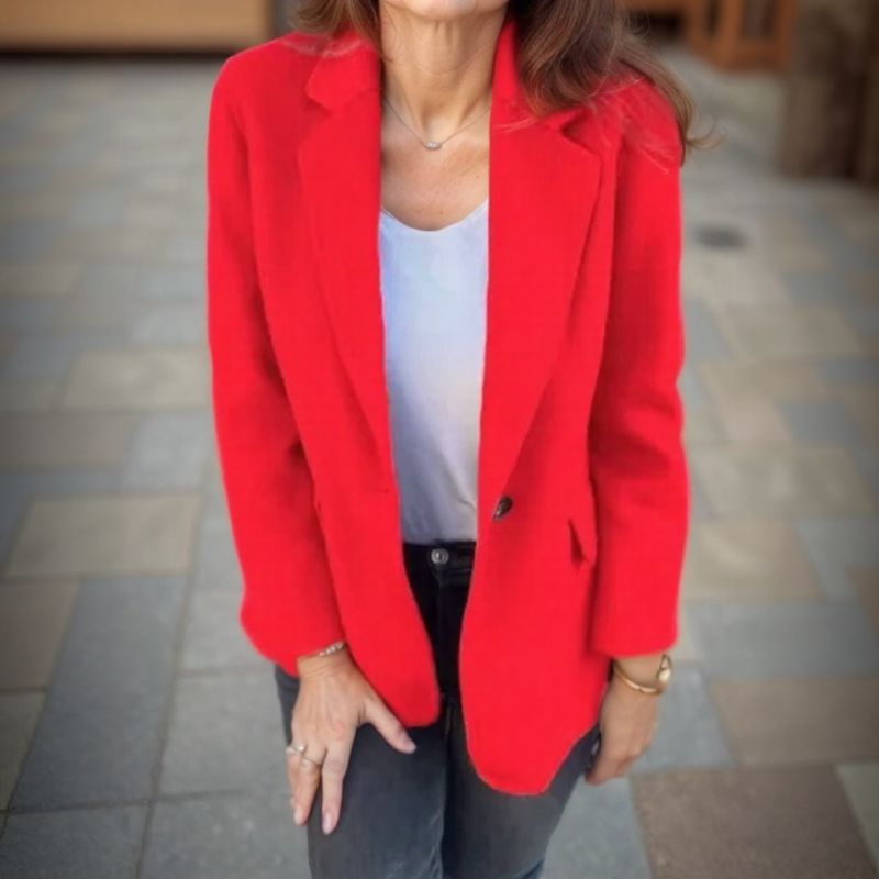 Leandra - Blød blazer med knaplukning