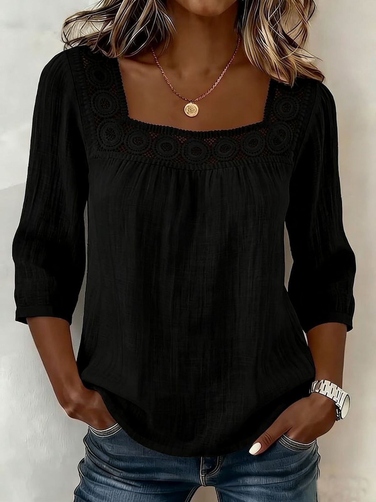 Myzaria - Damebluse med firkantet halsudskæring og elegant blonde