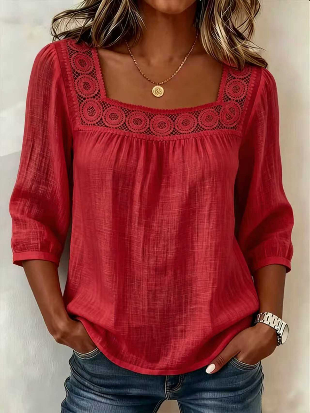 Myzaria - Damebluse med firkantet halsudskæring og elegant blonde