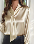 Faylinora - Elegant satinbluse med knude ved halsen i tidløst design