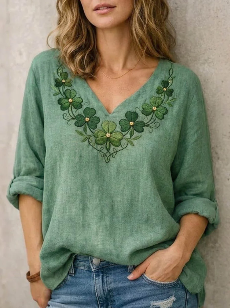 Jynelle - Elegant bluse med V-hals og broderi