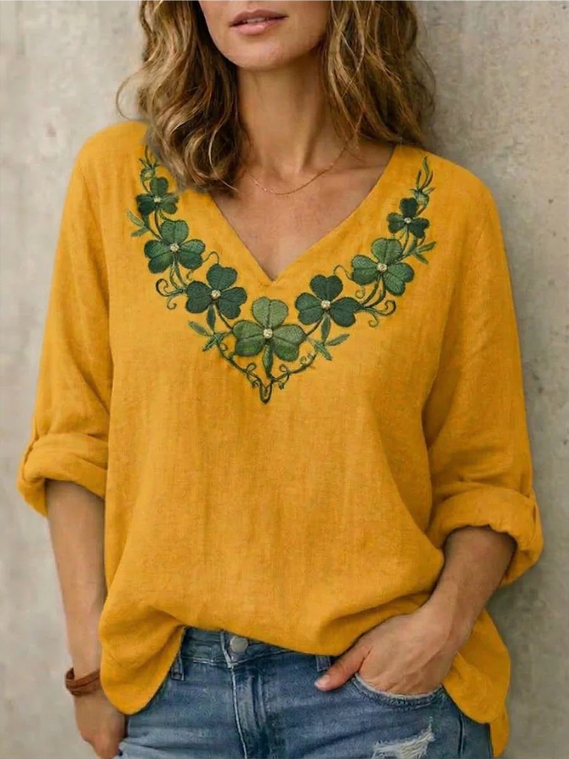 Jynelle - Elegant bluse med V-hals og broderi