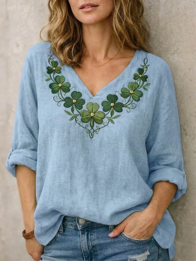Jynelle - Elegant bluse med V-hals og broderi