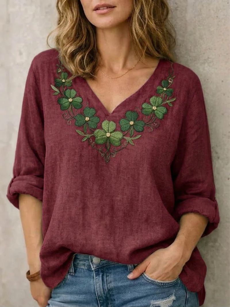 Jynelle - Elegant bluse med V-hals og broderi