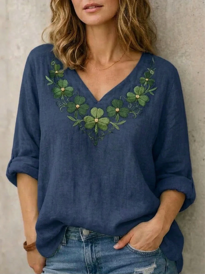 Jynelle - Elegant bluse med V-hals og broderi