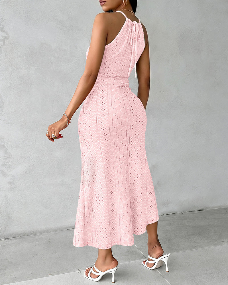 Fynovia - Midikjole til kvinder i hulmønstret jacquard med elegant halterneck og slids