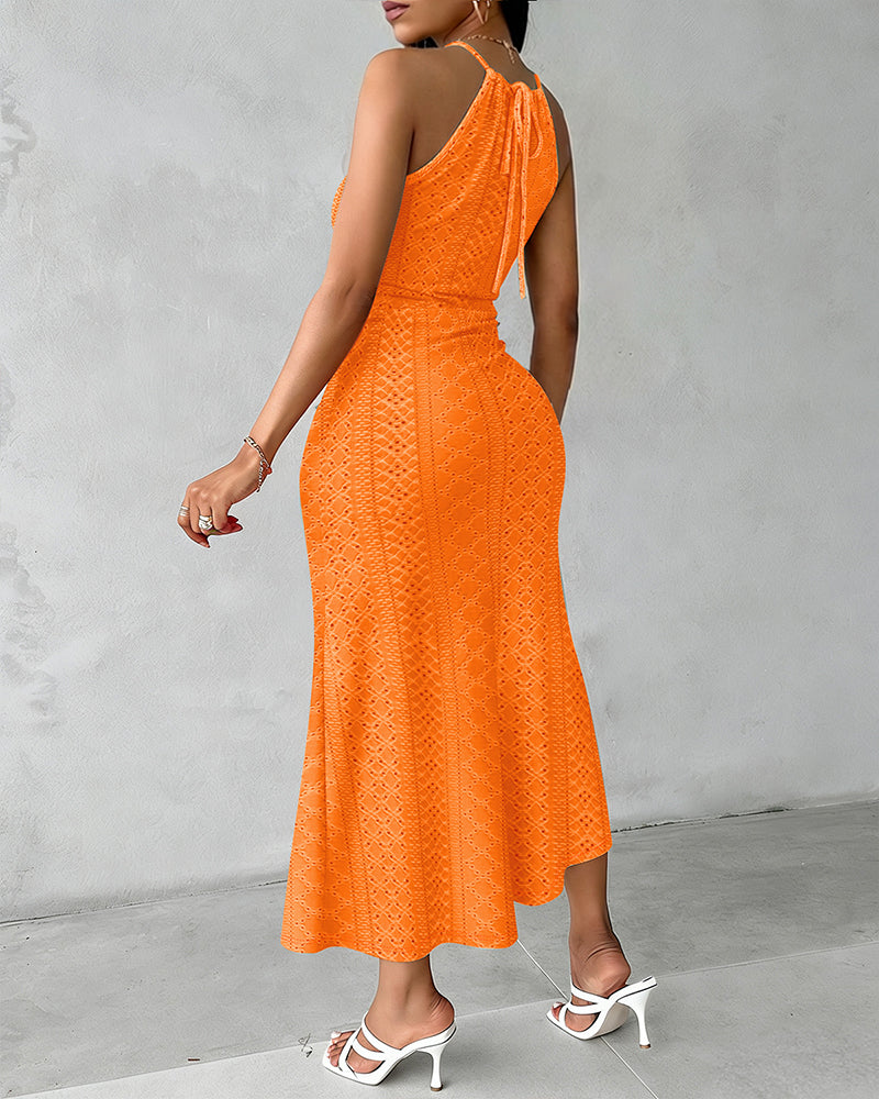 Fynovia - Midikjole til kvinder i hulmønstret jacquard med elegant halterneck og slids