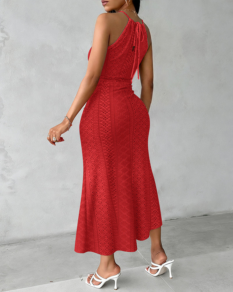 Fynovia - Midikjole til kvinder i hulmønstret jacquard med elegant halterneck og slids