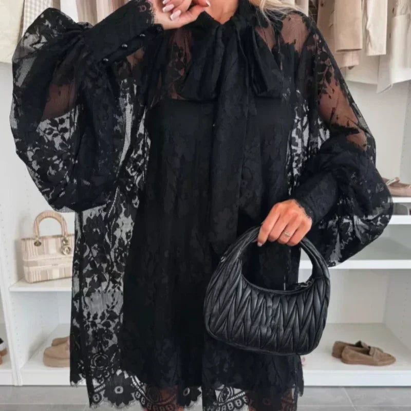 Fleur - Elegant minikjole i blonde med sløjfe