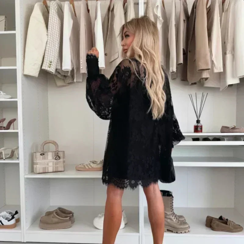 Fleur - Elegant minikjole i blonde med sløjfe