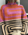 Noelle - Regnbuefarvet rullekravesweater til damer