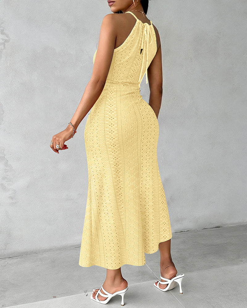 Fynovia - Midikjole til kvinder i hulmønstret jacquard med elegant halterneck og slids